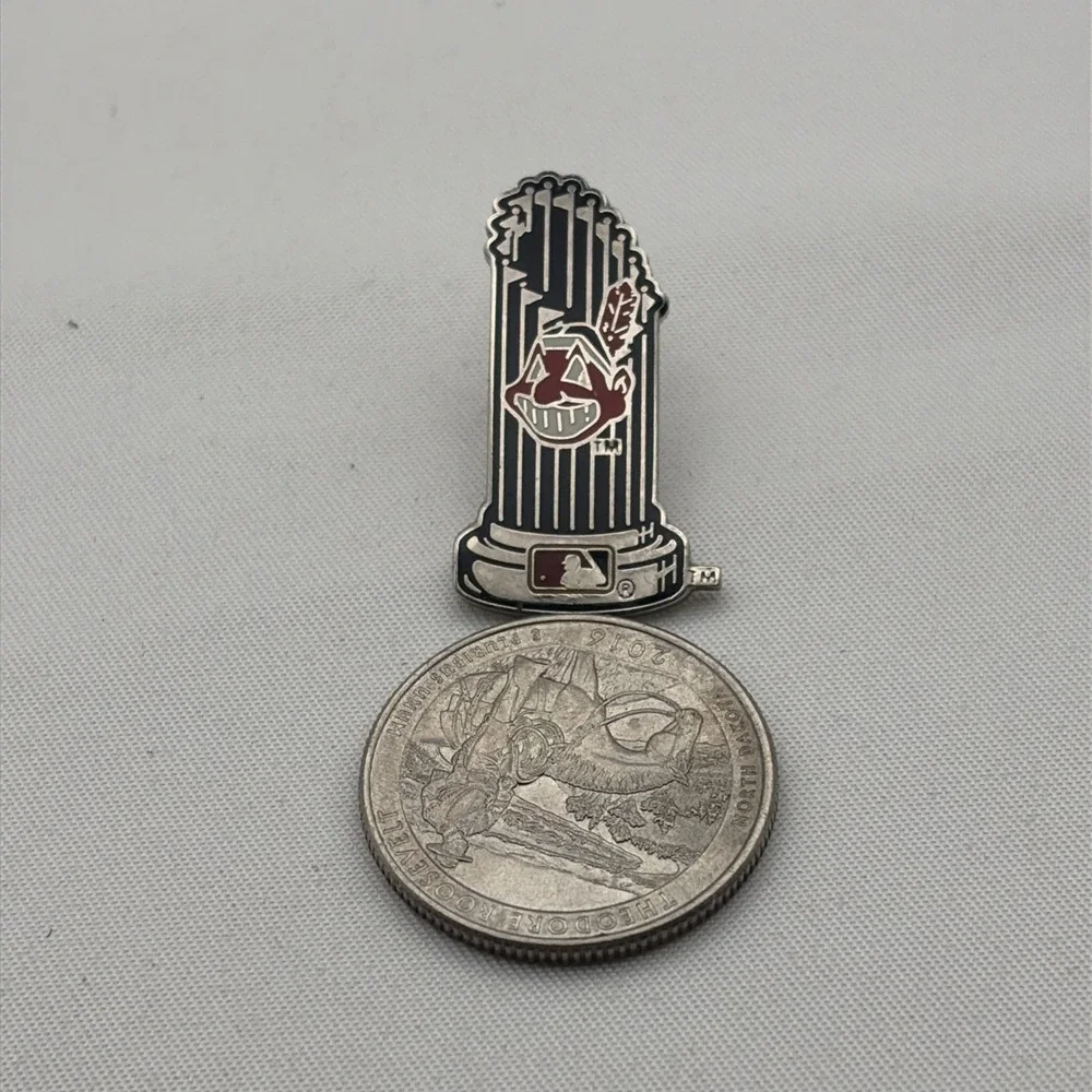 MLB Baseball Cleveland Indians World Series Championship Trophy Lapel Hat Pin